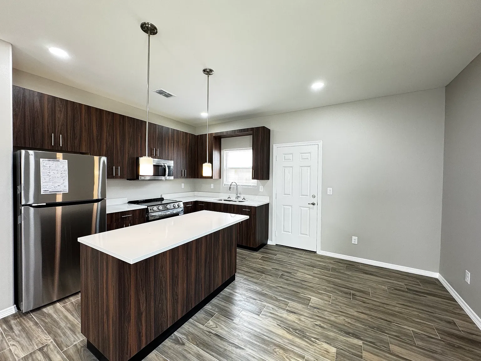 3 bed, 1148 sqft, $1,395 — Photo 3