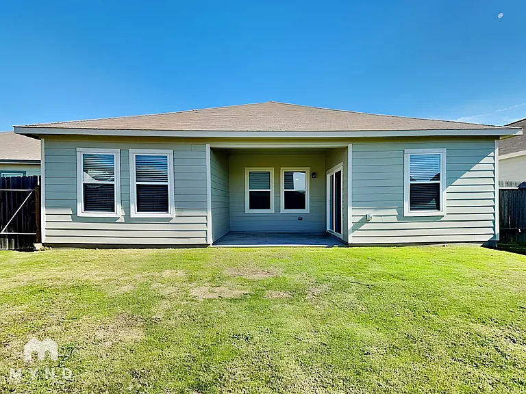 1044 Banyon Tree Ln — Photo 3