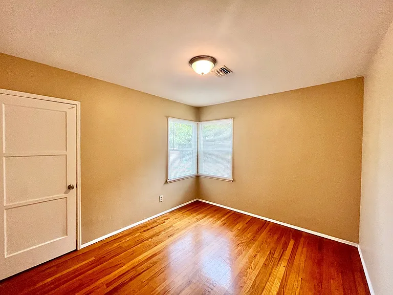 1828 Rowan St — Photo 12
