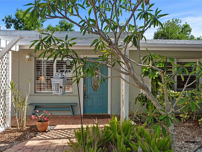 7860 Holiday Dr — Photo 1
