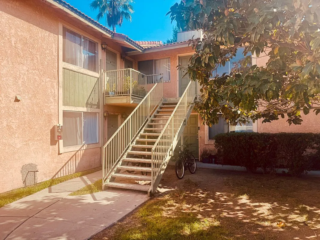2 bed, 1.0 bath, 879 sqft, $2,300 — Photo 1