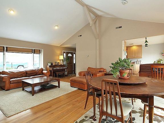 Great room, Cathedral and Beamed Ceiling