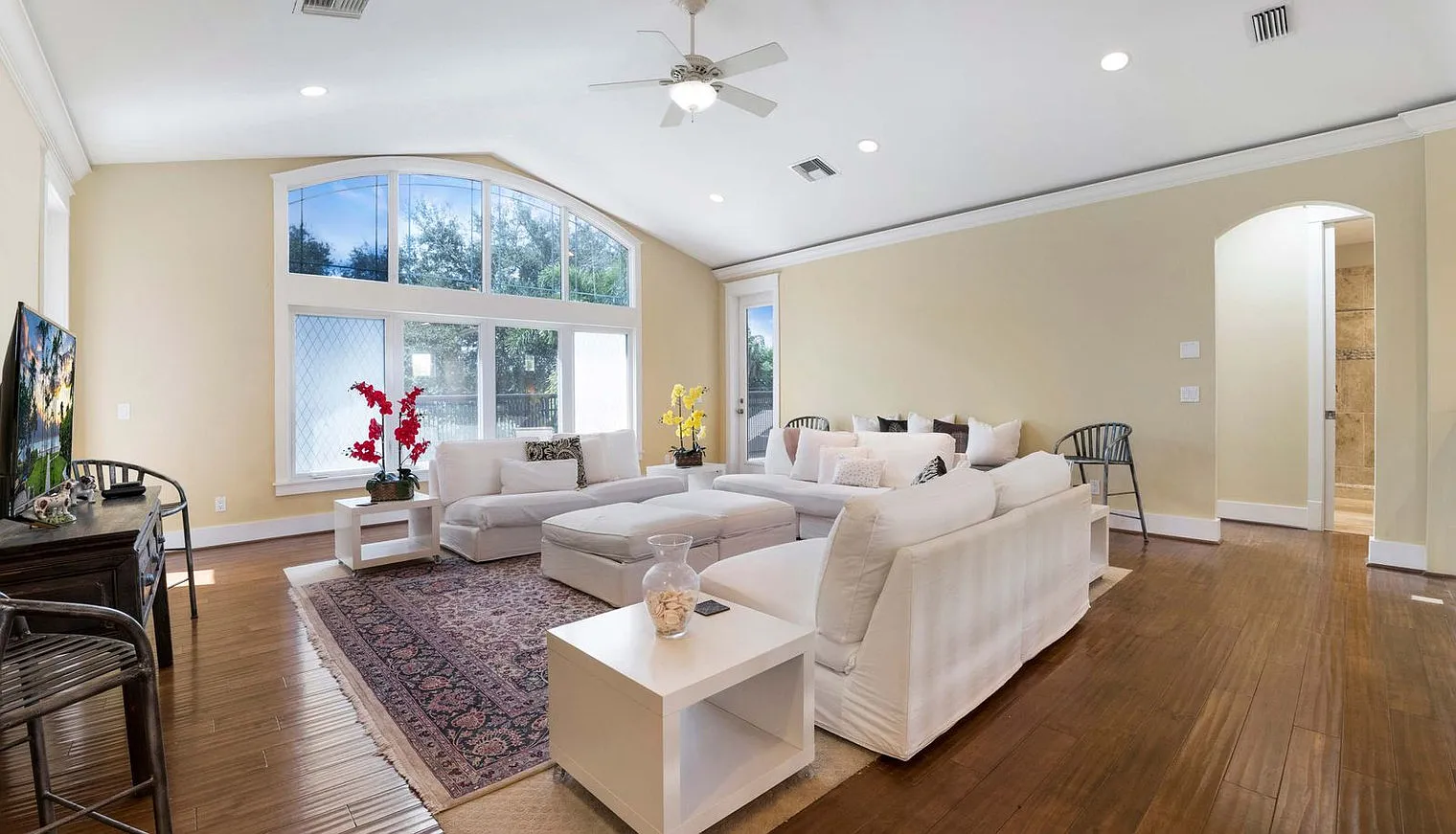 5 bed, 5.0 bath, 4994 sqft, $10,351 — Photo 4