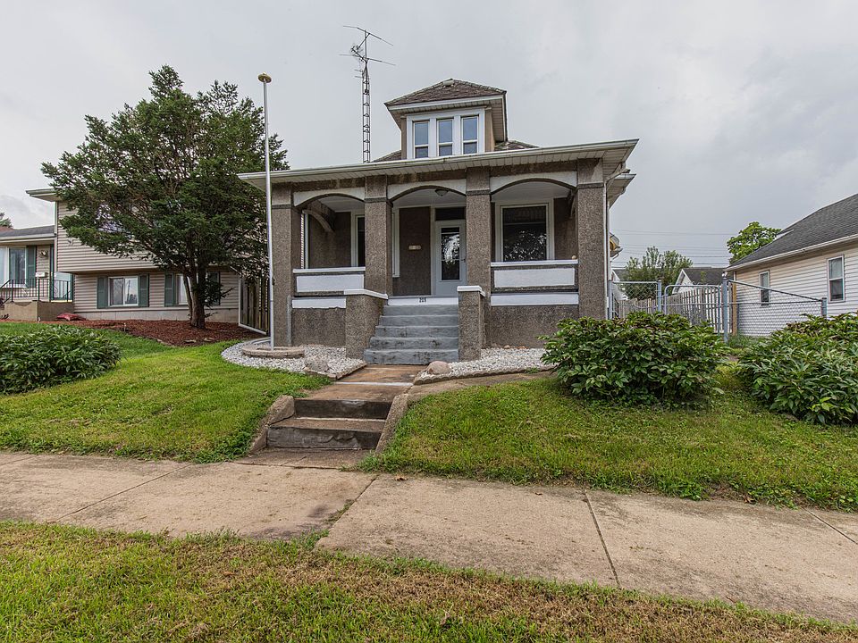1st image of 209 W Dakota St