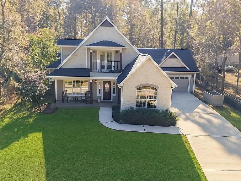 110 Lords Cir — Photo 3