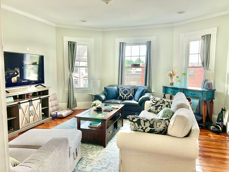 Spacious Living room with closet and room door which can be used as a bedroom
