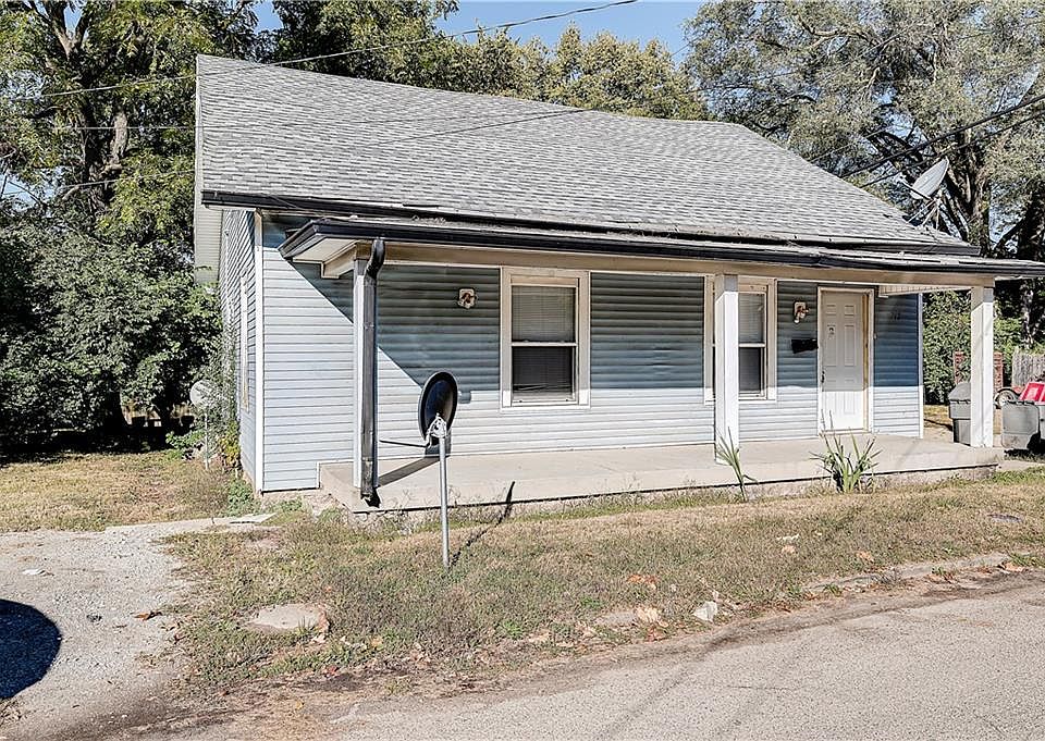 1st image of 2710 Koehne St