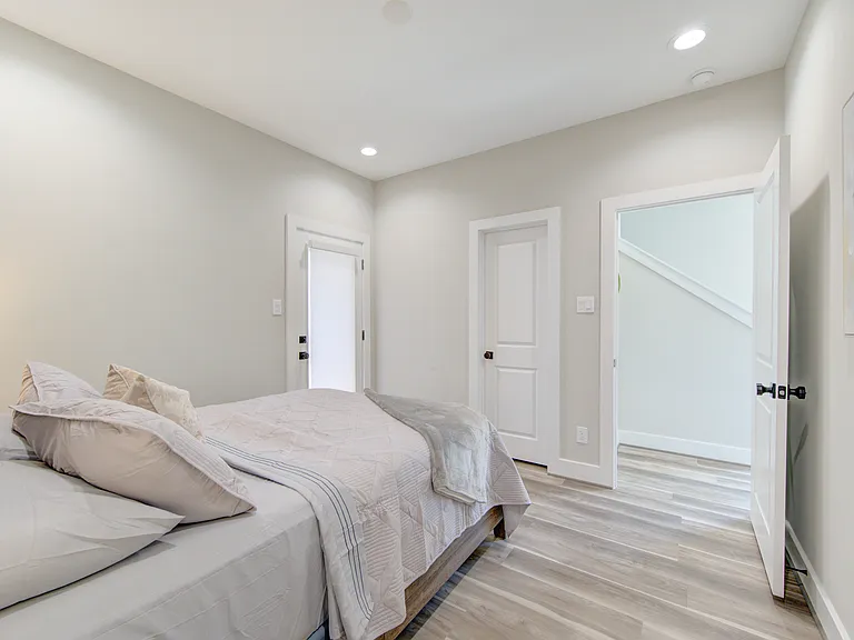 2418 Everett St — Photo 6