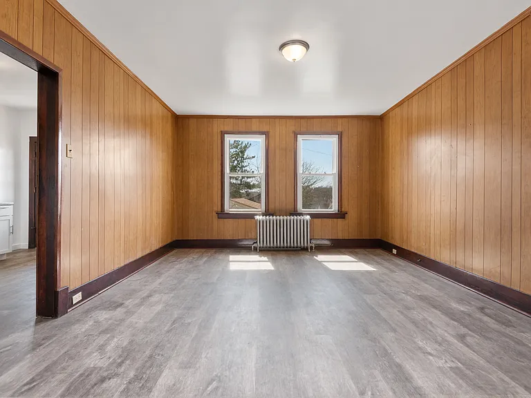 326 Anthony St — Photo 8