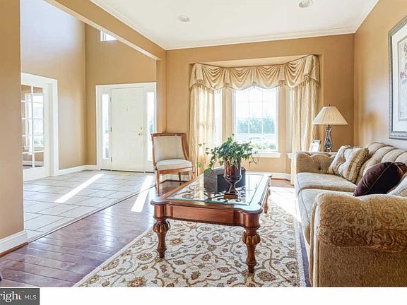 4th image of 132 Karenlynn Dr