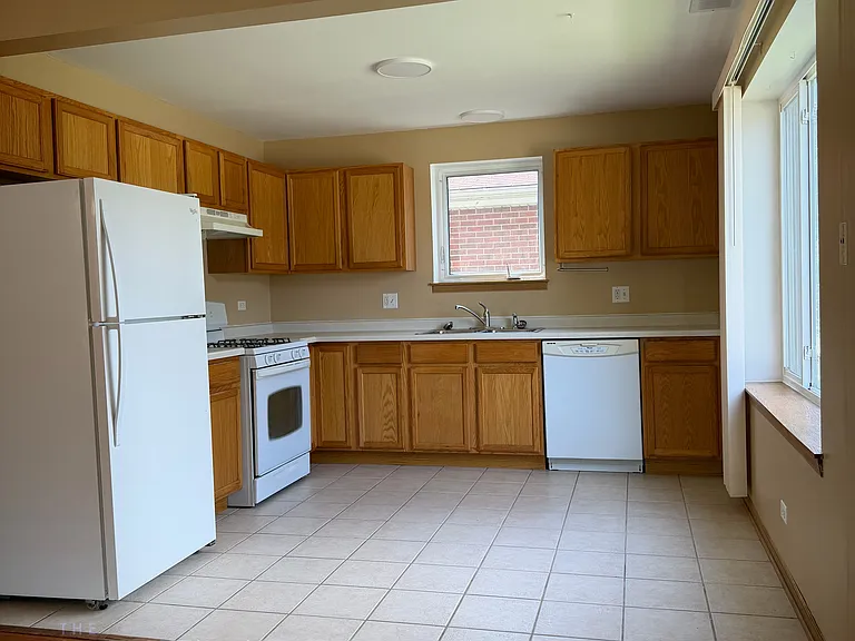9304 S Paxton Ave #2 — Photo 5