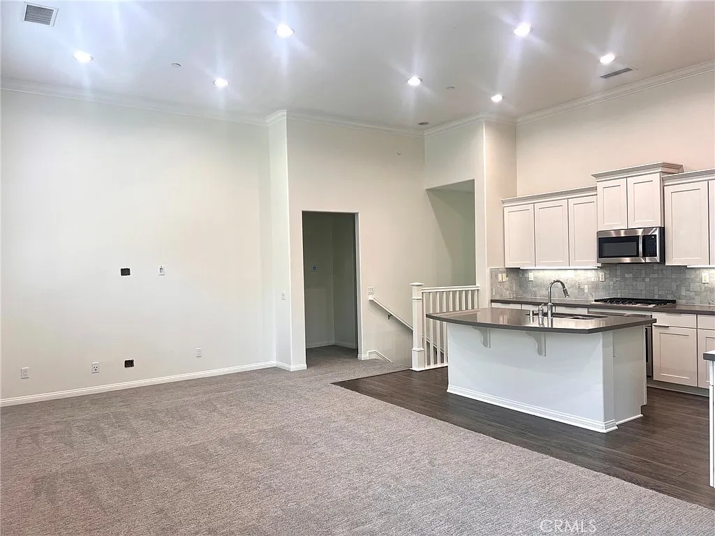 2 bed, 2.5 bath, 1441 sqft, $4,100 — Photo 4