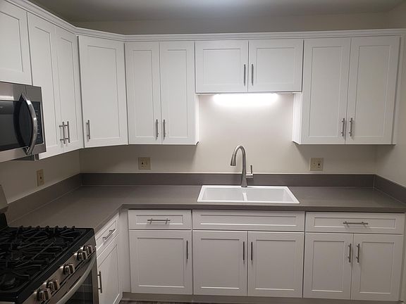 Kitchen counter/cabinets