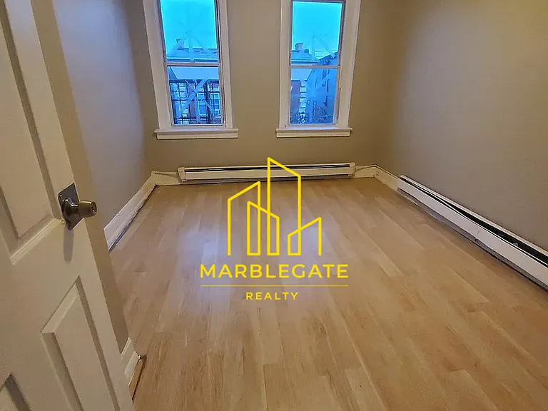 652 N 5th St #33L — Photo 2
