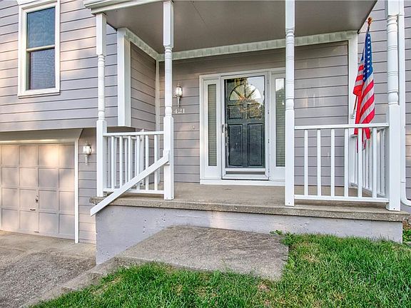 3rd image of 421 SE Bristol Dr