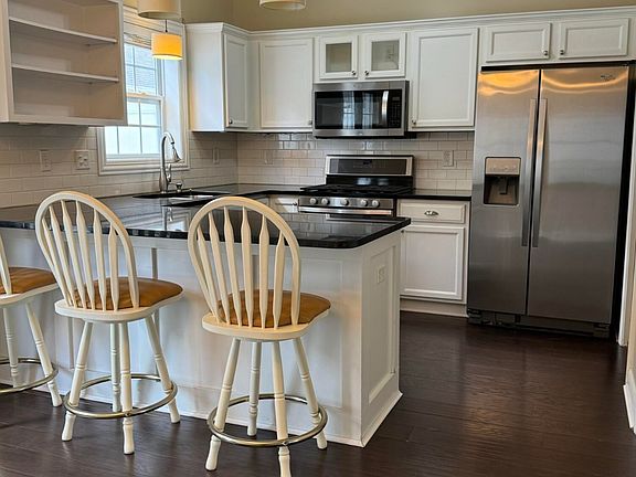 2nd image of 6017 Lexington Ave #6017