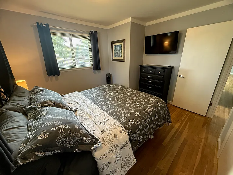 Second bedroom (queen bed) view 2