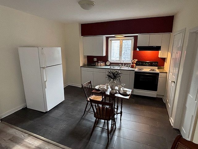 Eat-in Kitchen