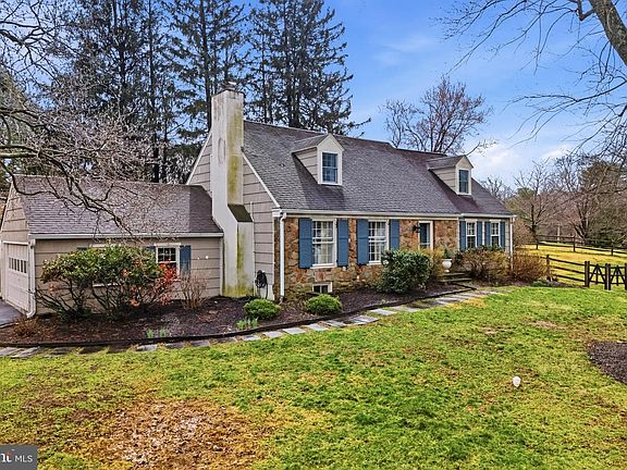 2nd image of 601 Cedar Ln