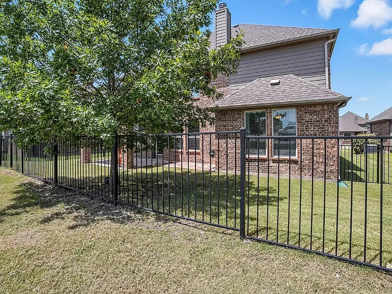 2404 Sabine Cir — Photo 27