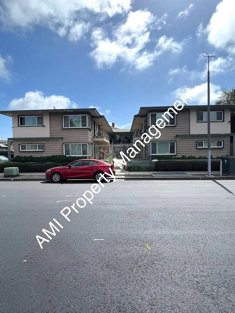 Building Photo - 1/2 Off 1st Month's Rent!!