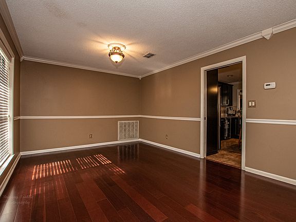 4th image of 2116 Parkwood Dr