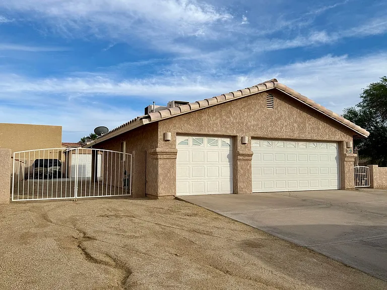 81 Acoma Blvd S — Photo 2
