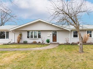 300 Wakefield Ln, Schaumburg, IL 60193