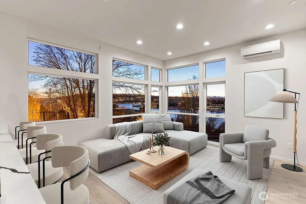 2921 Franklin Avenue E #A photo 1