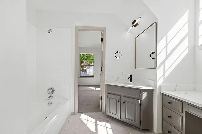 2201 E Bristol Pl — Photo 22