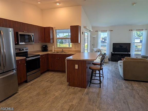 3rd image of 1438 SE 23rd St