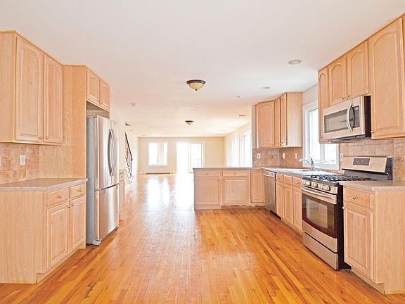 3rd image of 560 Undercliff Ave #560A
