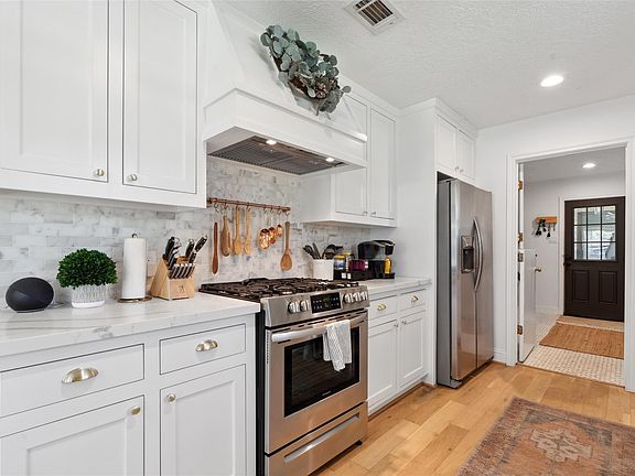 4th image of 843 Fall Creek Dr