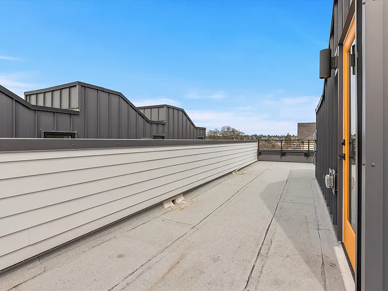 255 E Louisa St — Photo 18