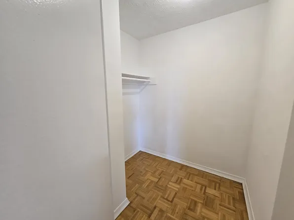 5950 Bathurst St, Toronto, ON