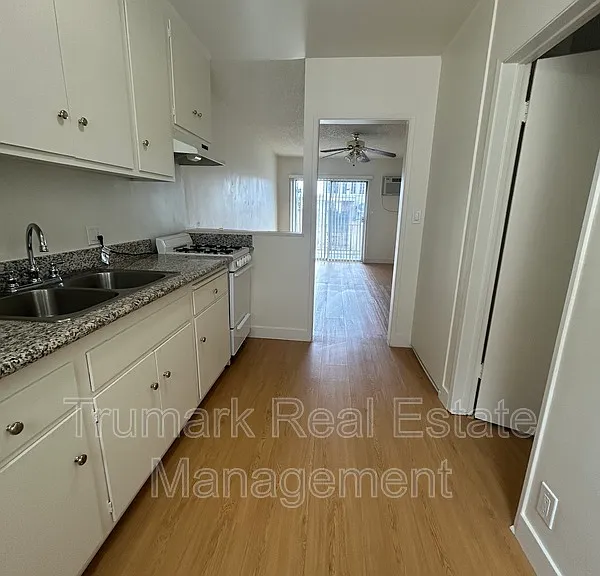 321 E Tujunga Ave #J — Photo 6