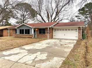 828 S 11th St, Rogers, AR 72756