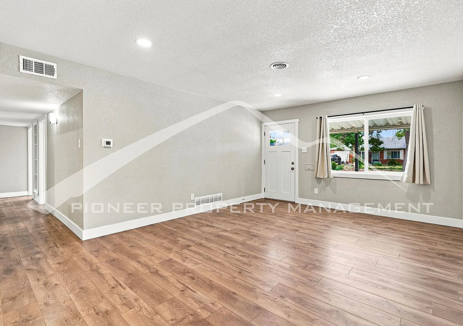 Spacious 4BR/2BA with Updated Kitchen & AC in Aurora — Photo 4