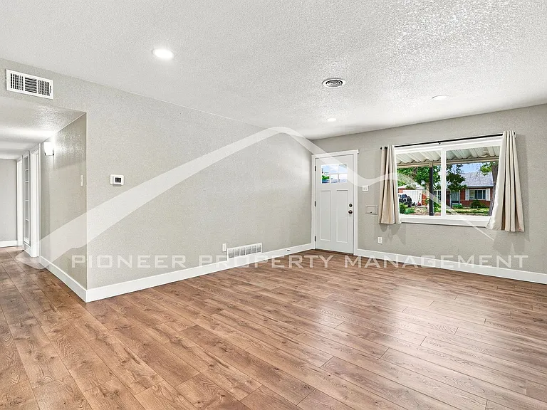 1235 Scranton St — Photo 3