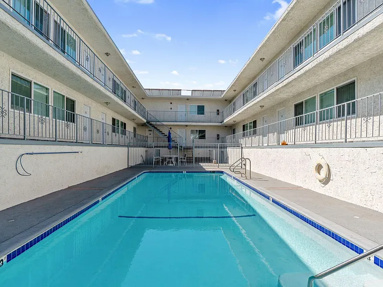 905 North 3rd Comfort, Community & Convenience in Vibrant Burbank — Photo 24