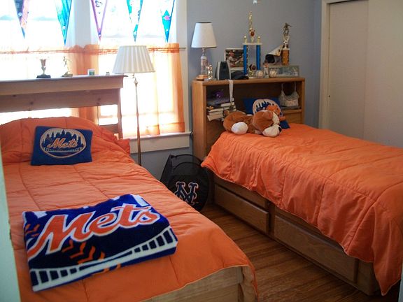 Bedroom w/3 spacious closets