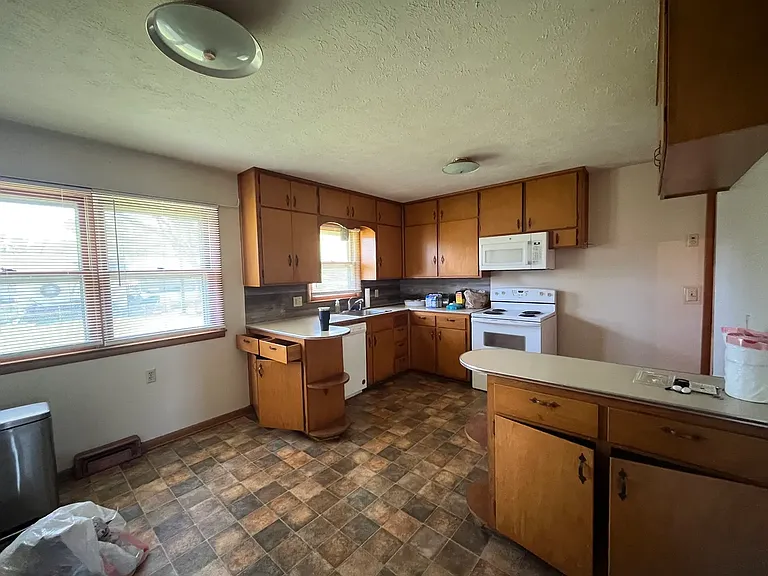 2076 Roach St — Photo 5