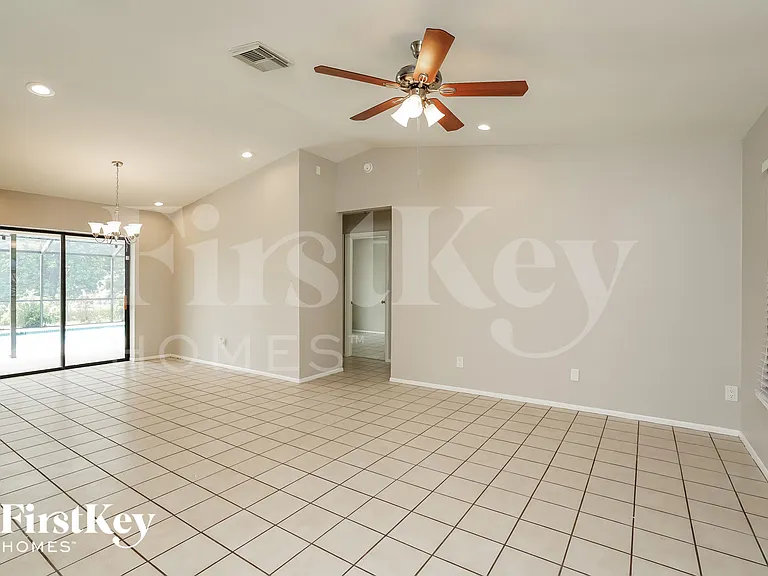 3721 SW 6th Ave — Photo 2