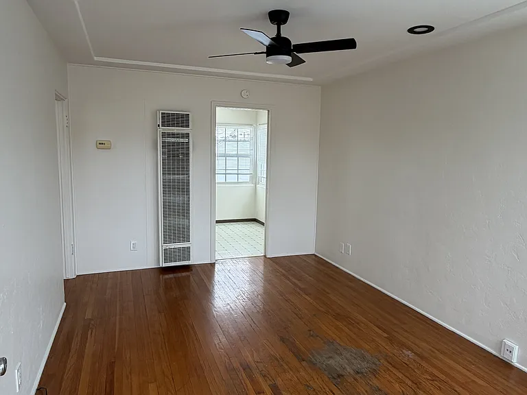 4870 Niagara Ave — Photo 10