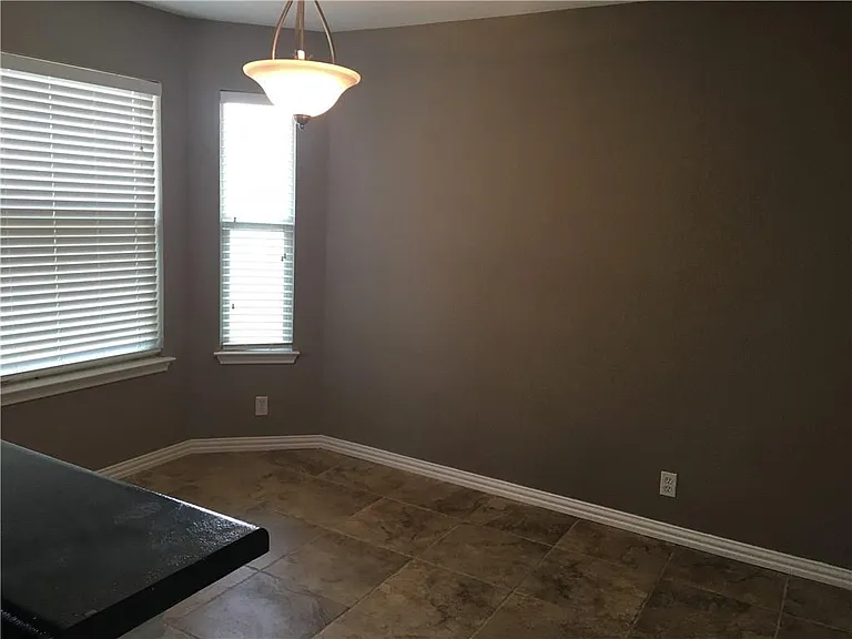 312 Estate Dr — Photo 4