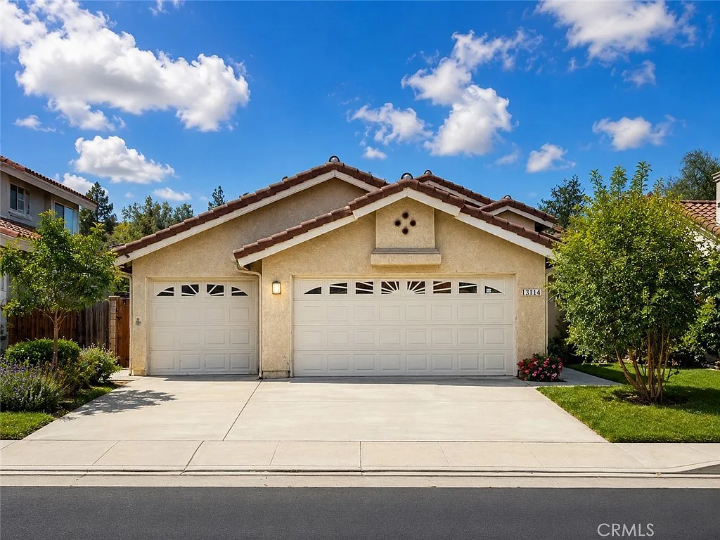 4 bed, 2.5 bath, 2332 sqft, $4,350 — Photo 1