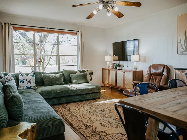 604 W Pecan St — Photo 25
