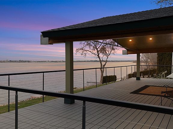 3rd image of 2102 Elgin Road NE