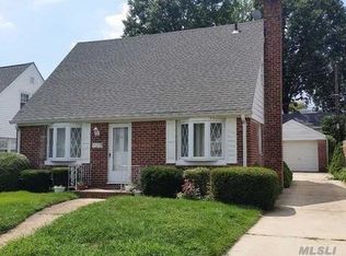 45 Devonshire Dr, New Hyde Park, NY 11040