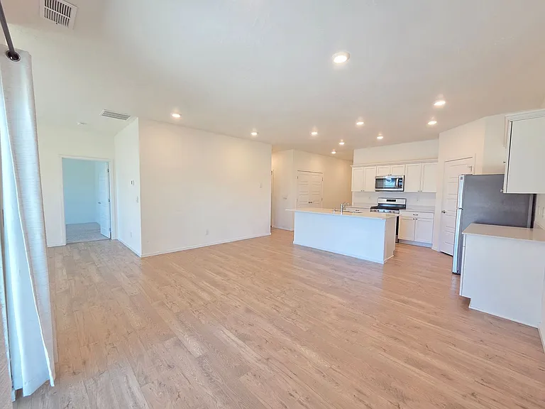 5711 W Georgetown Ln — Photo 3
